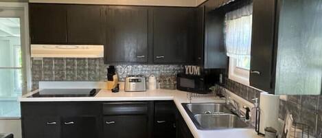 Refrigerador, microondas, horno y parrilla de estufa