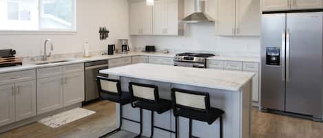 Kylskåp, mikrovågsugn, ugn och spishäll