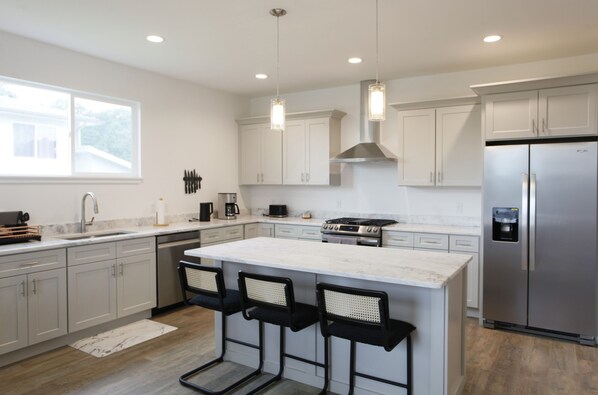 冷蔵庫、電子レンジ、オーブン、コンロ