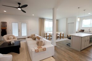 スマートテレビ、テーブルサッカー台、書庫