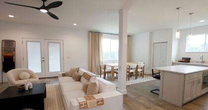 Designer Home 5 beds 4BR Jetted Tub 10 mins Chattanooga DT Perfect for families!