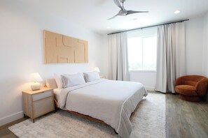 4 室のベッドルーム、セーフティボックス (室内)、デスク、アイロン / アイロン台