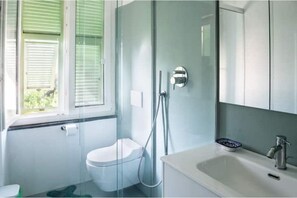 Sèche-cheveux, serviettes fournies, savon, shampoing