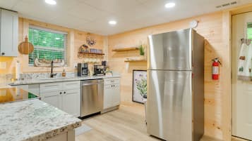 Fridge, microwave, stovetop, dishwasher