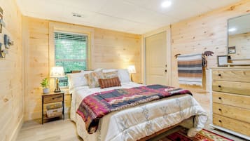 2 bedrooms, desk, iron/ironing board, WiFi
