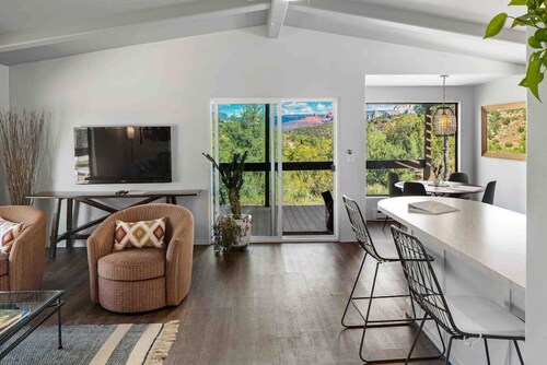 Creekside Cabin on 5 Acres, Red Rock views, Walk to Cathedral Rock and Oak Creek