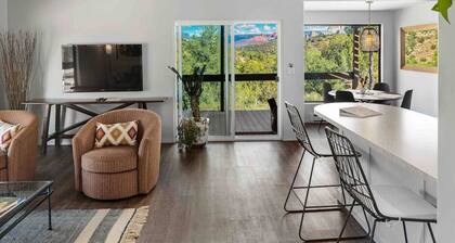 Creekside Cabin on 5 Acres, Red Rock views, Walk to Cathedral Rock and Oak Creek