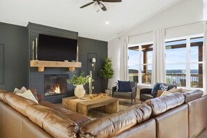 Smart TV, chimenea y videojuegos 