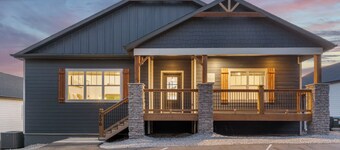 Timeless Lake Views, Indoor Pool, Game Room, Hot tub, Firepit, Minutes from SDC