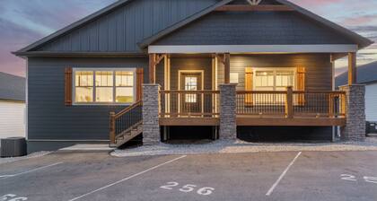 Timeless Lake Views, Indoor Pool, Game Room, Hot tub, Firepit, Minutes from SDC