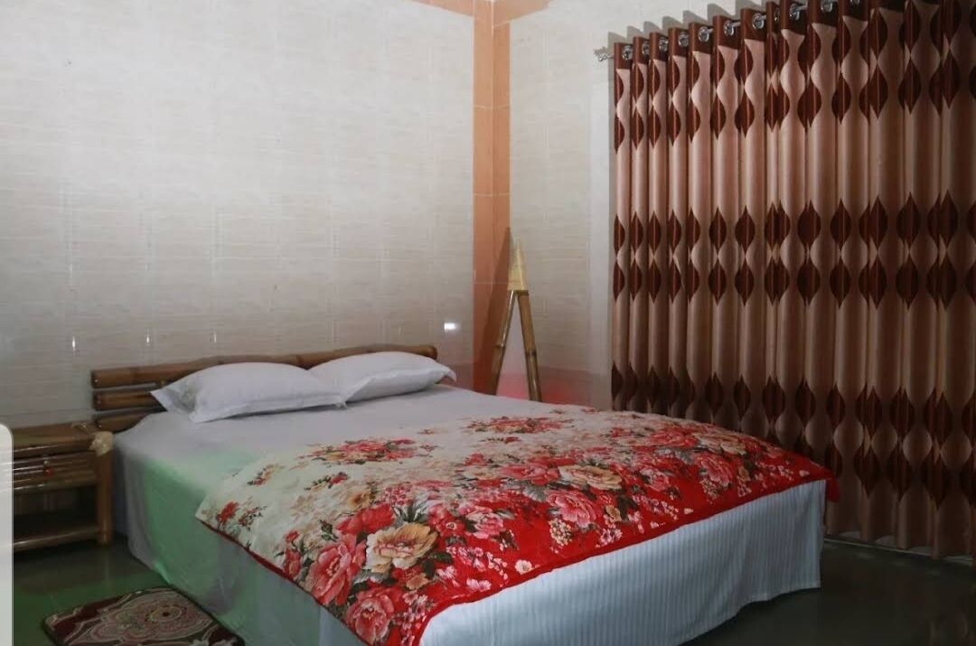 7 bedrooms, iron/ironing board, WiFi, bed sheets