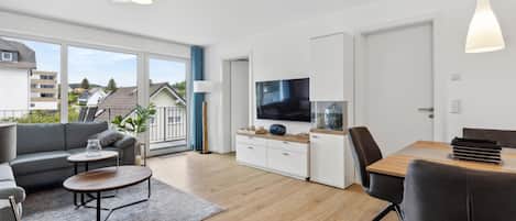 Smart TV, fireplace