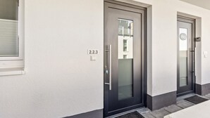 Un bâtiment moderne doté de deux portes, chacune étant signalée par un numéro.