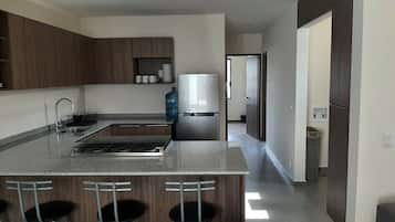 Refrigerador con congelador, microondas, horno y licuadora