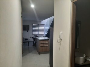Peti sejuk/penyejuk beku saiz penuh, ketuhar gelombang mikro, ketuhar