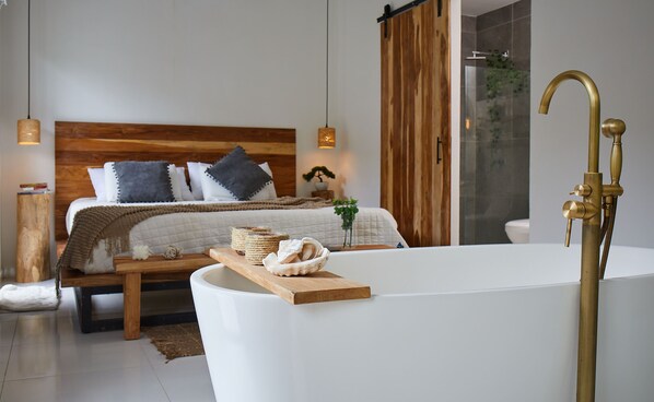 Deluxe Studio Suite, 1 King Bed, Jetted Tub, Mountain View | Free WiFi - Villas Humana (Cóbano)