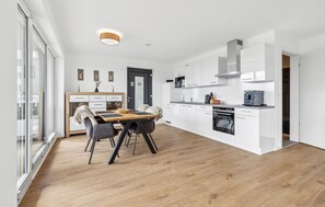 Kylskåp, spishäll, diskmaskin och kaffe- och tebryggare