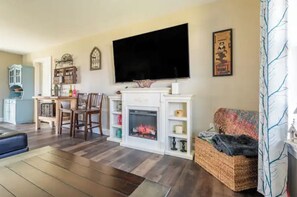 Smart TV, fireplace