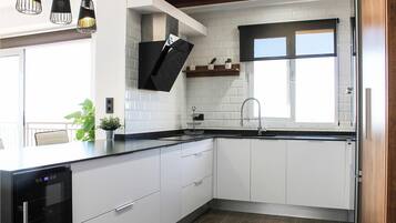 Four, plaque de cuisson, lave-vaisselle, cafetière/bouilloire