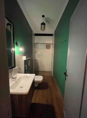 Douche, sèche-cheveux, savon, shampoing