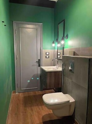 Douche, sèche-cheveux, savon, shampoing