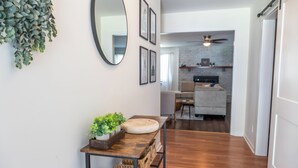 Una sala de estar moderna con un sofá, una mesa de centro y una chimenea.
