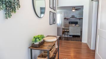 Smart-tv, bordfodbold, bordtennisbord, kontorer