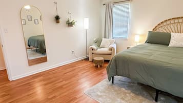 3 bedrooms, desk, iron/ironing board, travel crib