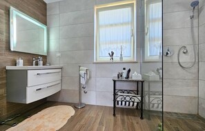 Douche, sèche-cheveux