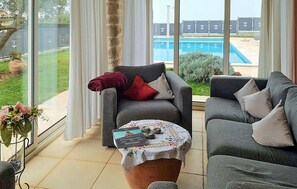 Fernseher, Kamin, Tischtennisplatte