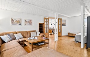 Una Smart TV, un futbolín