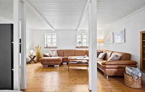 Een smart-tv en tafelvoetbal