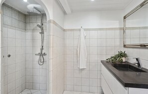 Shower - 3 bedroom cozy home in Løgstrup (Løgstrup)