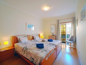 2 bedrooms, desk, iron/ironing board, WiFi