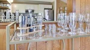 Zona de bar con diversos vasos y botellas a la vista.