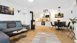 A modern apartment with a living room, kitchen, and dining area. - GebirgsResort Winterberg (Winterberg)