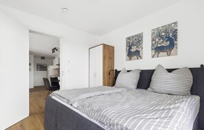 2 quartos, berço de viagem, acesso à internet, roupa de cama