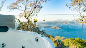 Chambre Panoramique | Salle de bain | Baignoire d'eau douce, douche hydromassante, sèche-cheveux
