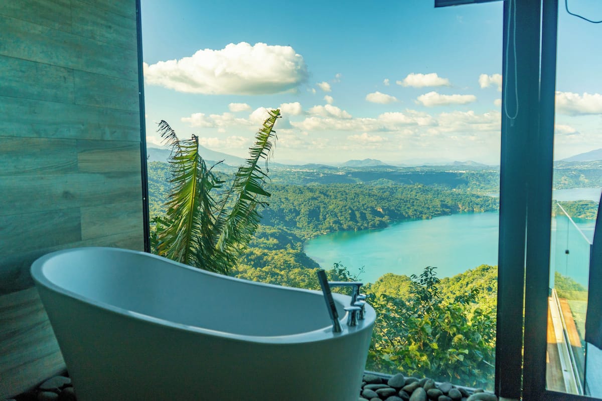 Suite de luxe, vistes al llac | Roba de llit d'alta qualitat, minibar i decoració individual