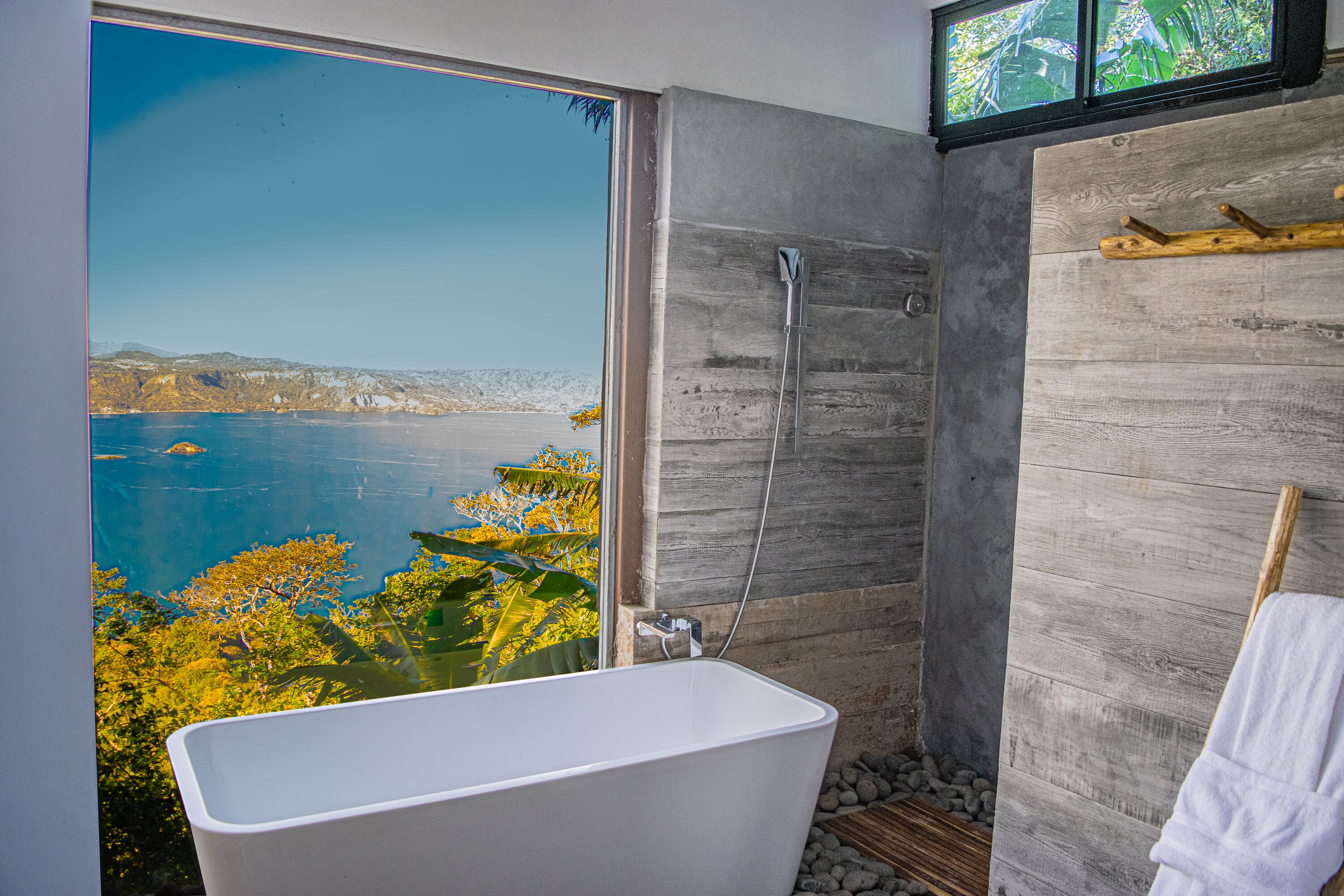 Häämatkahuone | Kylpyhuone | Lähdevesiallas, hierova suihkupää, hiustenkuivaaja, lämmitetyt lattiat