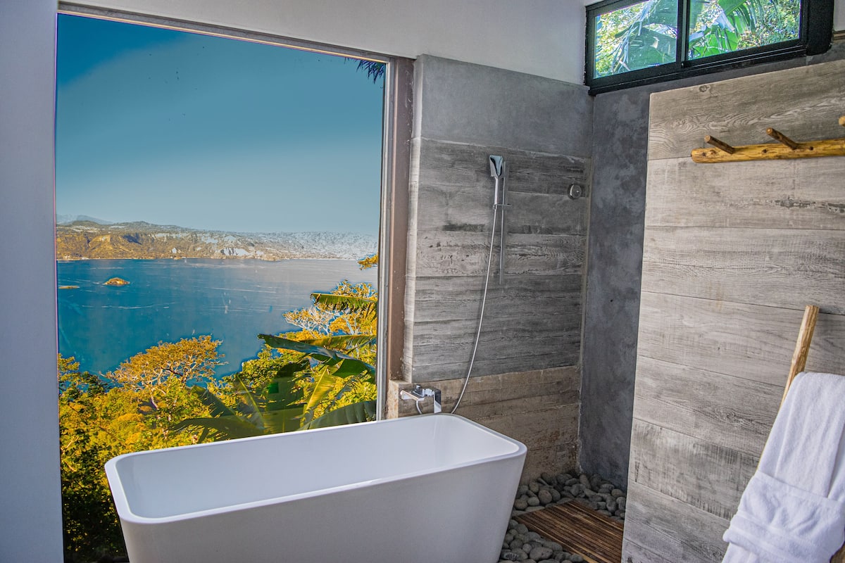 Habitación de luna de miel | Baño | Tina con aguas termales, regadera con hidromasaje, secadora de cabello