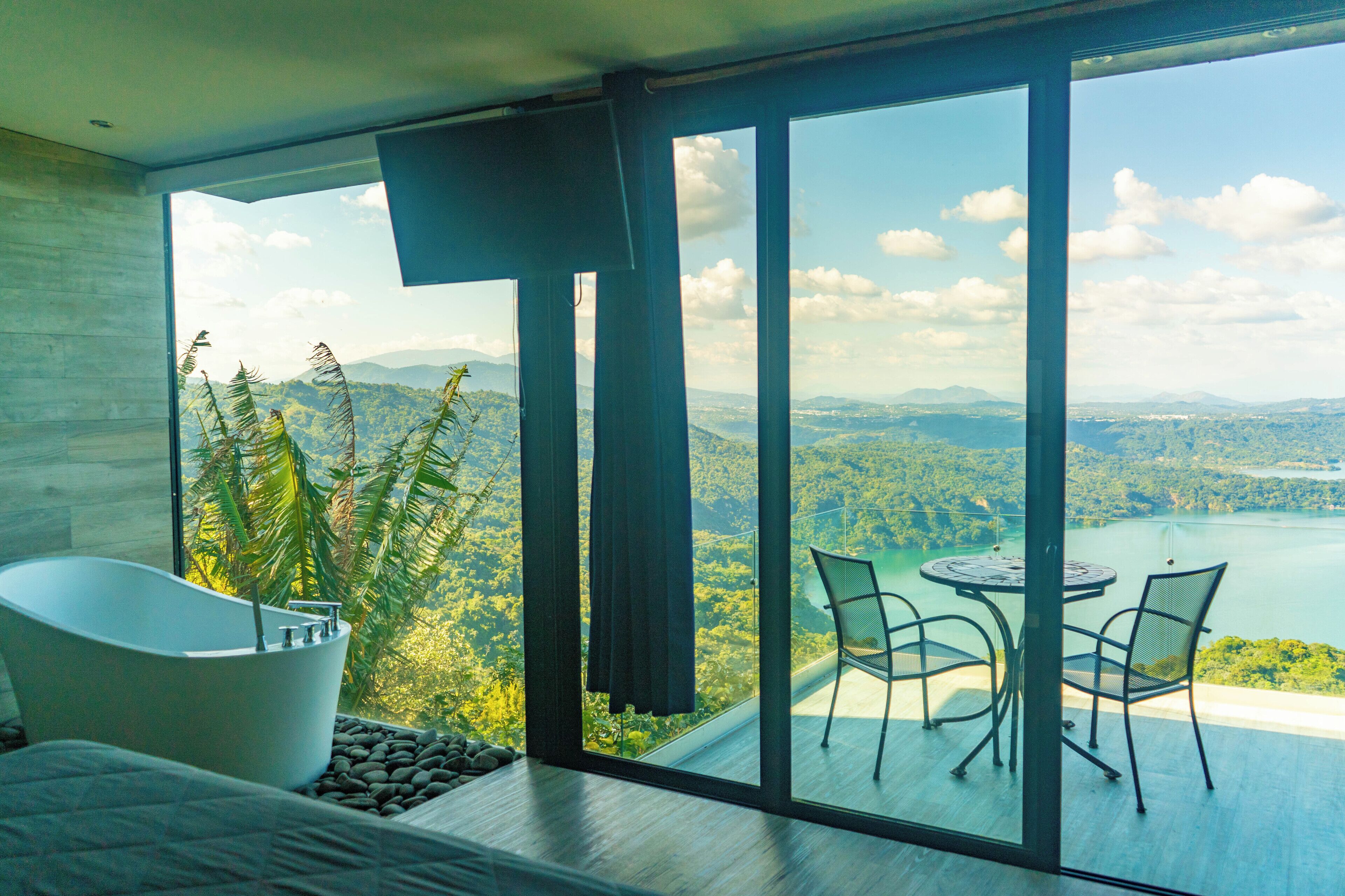 Luksussviitti, järvinäköala | Ylelliset vuodevaatteet, minibaari, yksilöllisesti sisustettu