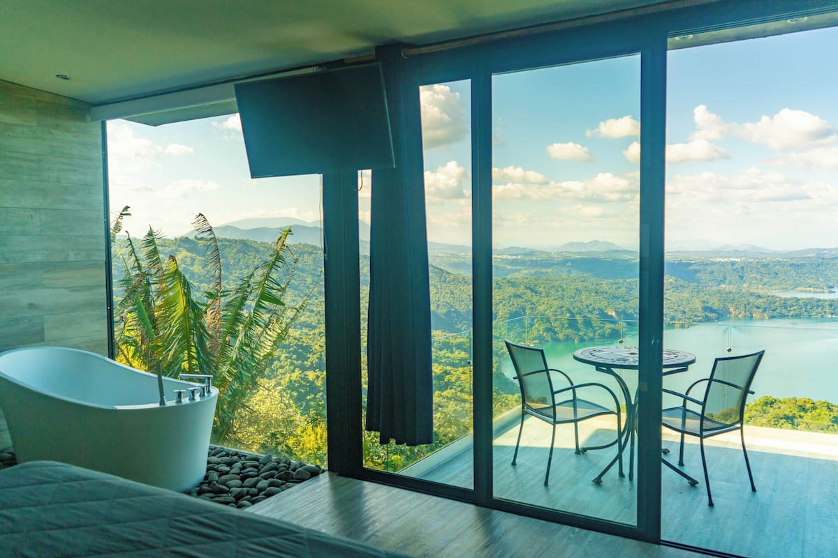 Suite de lujo, vista al lago | Ropa de cama de alta calidad, minibar y decoración personalizada