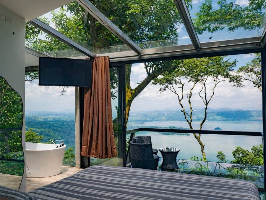 Premium bedding, minibar, individually decorated, individually furnished