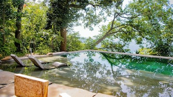 حمّام سباحة خارجي