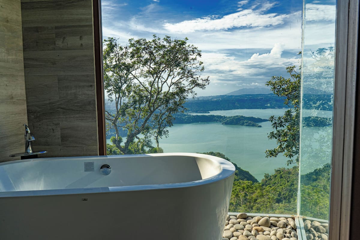 Habitación de lujo | Baño | Tina con aguas termales, regadera con hidromasaje, secadora de cabello