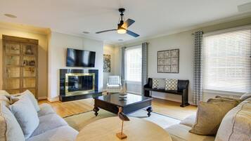 テレビ、暖炉、DVD プレーヤー、書庫