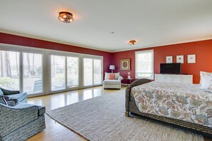 7 bedrooms, iron/ironing board, WiFi, bed sheets - Waterfront Cambridge Gem w/ Hot Tub, Pool & Dock! (Cambridge)