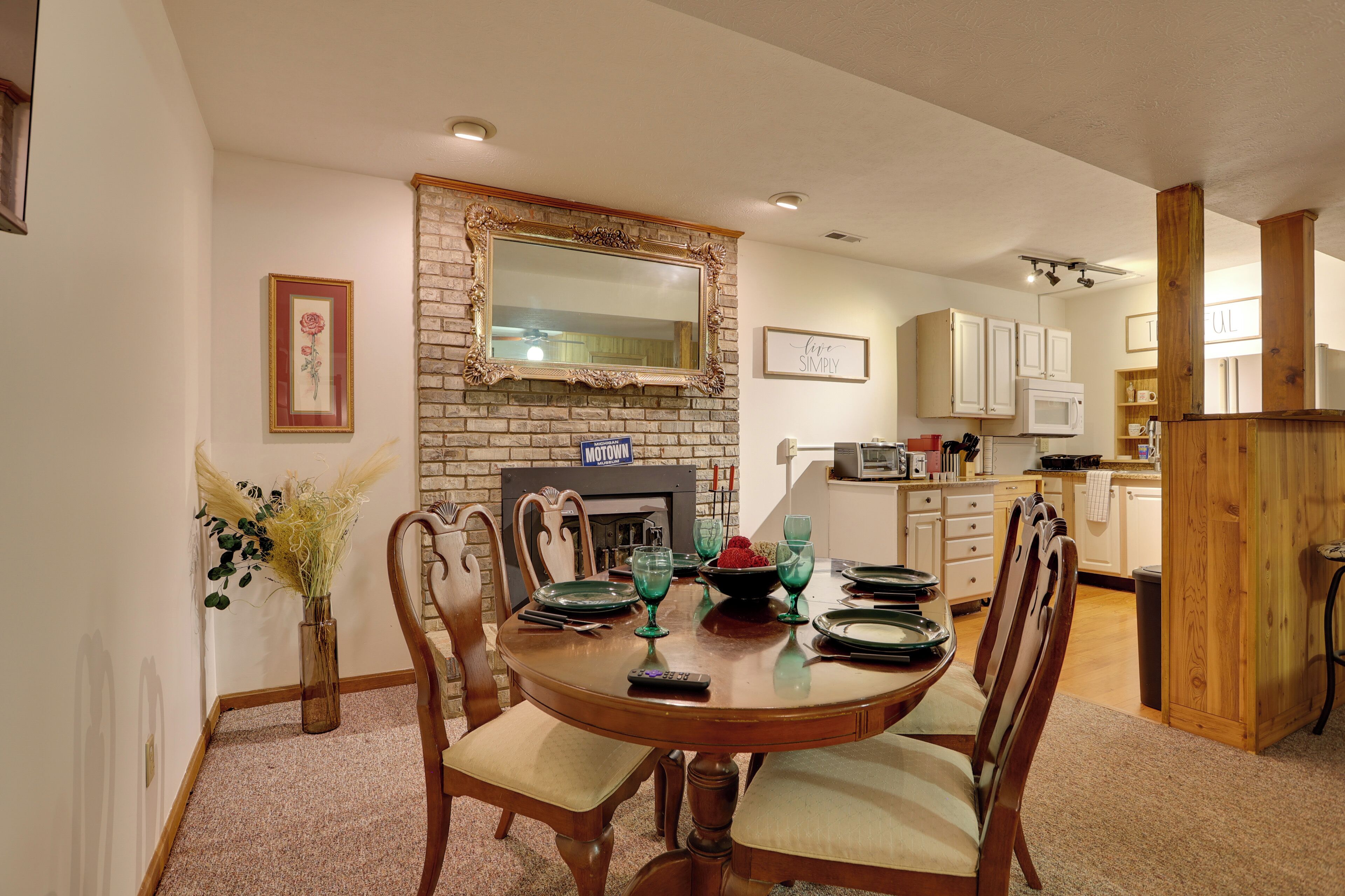Crestwood Apartment with Pool Table & Hot Tub!