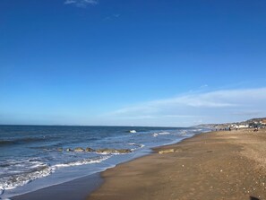 På stranden